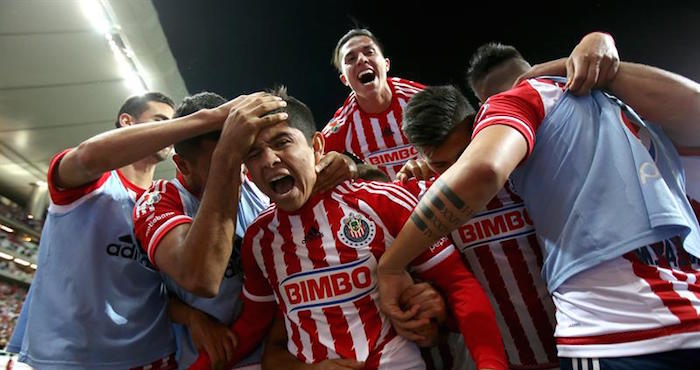 El Futbolista Javier López c De Las Chivas Del Guadalajara Fue Registrado Al Celebrar Un Gol Que Le Anotó a Los Pumas De La Unam Durante Un Partido De La Jornada Del Torneo Clausura Del Fútbol En México En El Estadio omnilife De Guadalajara méxico Foto Efe