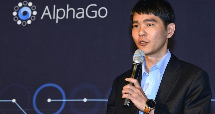 El surcoreano Lee Se-dol, campeón mundial del juego de estrategia "go", hace una declaración tras perder uno de los juegos disputados contra el programa de inteligencia artificial AlphaGo de Google. Foto: EFE