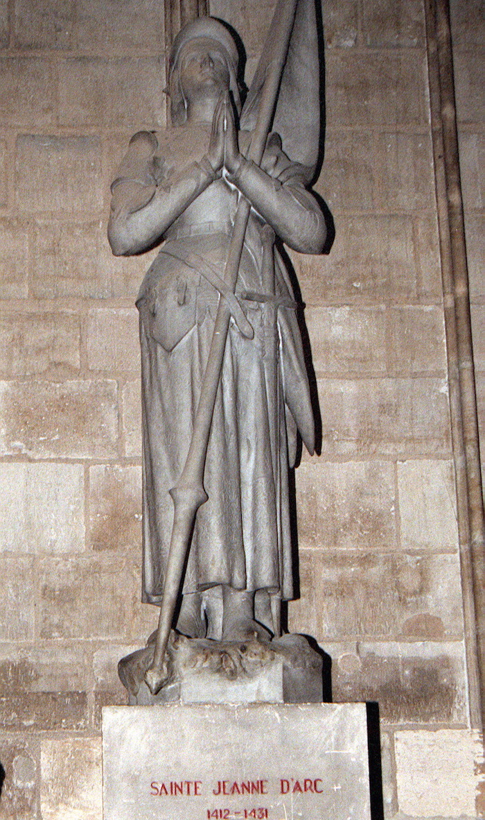 Estatua De Juana De Arco Conocida Como La doncella De Orleans Heroína Francesa Que Salvó a Su País De La Dominación Inglesa En La Catedral De Notre Dame En París Foto Efe