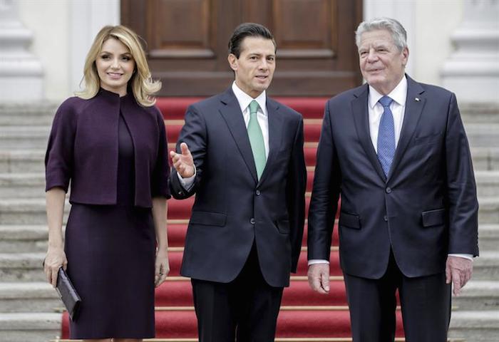 El Presidente Mexicano Enrique Peña Nieto Y Su Mujer Angélica Rivera Son Recibidos Por El Presidente Alemán Joachim Gauck a Su Llegada Al Palacio Bellevue De Berlín alemania Hoy Foto Efe