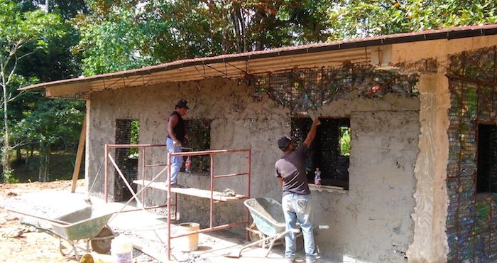 Imagen De La Construcción De Una Vivienda Con Cemento Y Botellas De Plástico En La Isla Colón De Bocas Del Toro Panamá Foto Efe