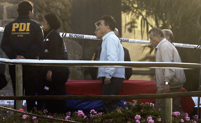 Un Equipo De Forenses Y Familiares Transporta El Ataúd Con Los Restos Del Poeta Chileno Pablo Neruda Tras Su Exhumación El Pasado Lunes De Abril De En La Casa museo En Isla Negra Foto Efe