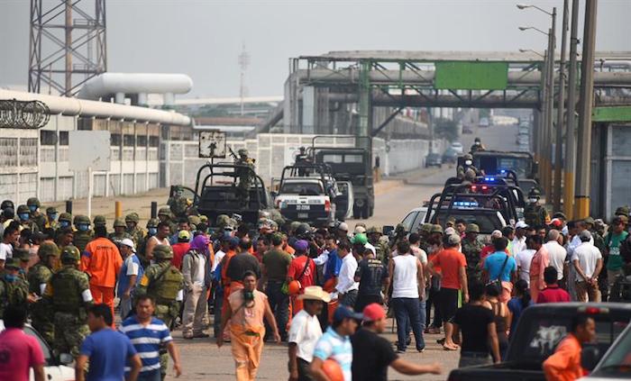 Decenas De Trabajadores De La Empresa Pemex Intentan Entrar a Sus Lugares De Trabajo Hoy Jueves De Abril De Para Buscar a Familiares Tras El Incendio Ayer Originado Por Una Fuerte Explosión En La Petroquímica Del Estado De Veracruz Foto Efe