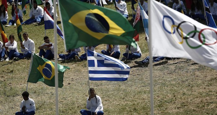 Un Grupo De Personas Asiste a La Ceremonia De Encendido De La Antorcha Olímpica Que Abre La Cuenta Atrás Hacia Los Juegos Olímpicos De Río Celebrada En El Templo De Hera En La Antigua Olimpia Grecia Foto Efe