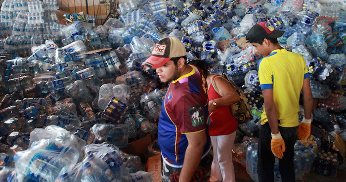 Un Grupo De Voluntarios En Un Patronato En Manta ecuador Mientras Organizan Ayudas Como Frazas Alimentos Agua Y Colchonetas Foto Efe