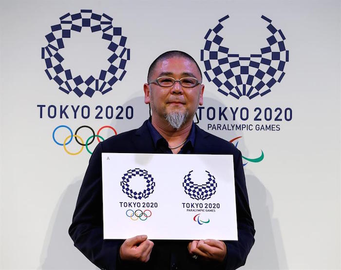 El Artista Japonés Aso Tokolo Muestra Su Diseño Del Logo De Los Juegos Olímpicos Y Paraolímpicos De Tokio En Tokio Japón Foto Efe