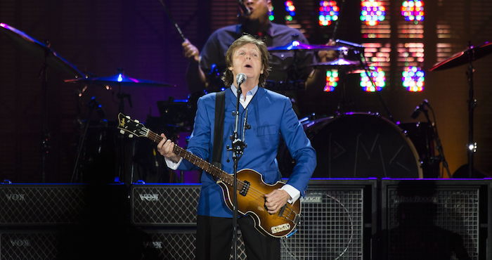 Cantautor Británico Paul Maccartney Durante Un Concierto Foto Efe