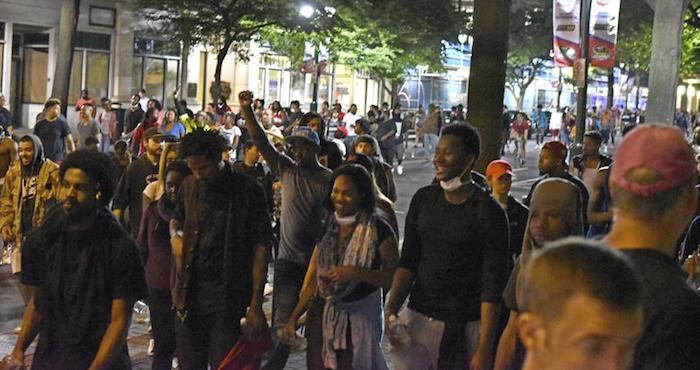 Manifestantes Protestan En El Centro De Charlotte En Carolina Del Norte estados Unidos Pese Al Toque De Queda Foto Efe