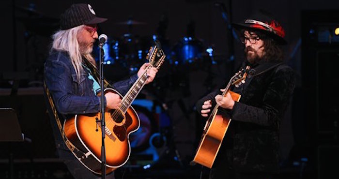 Los Músicos J Mascis a La Izquierda Y Sean Lennon Durante El Concierto Homenaje La Música De David Bowie Efectuado En El Carnegie Hall En Nueva York Foto Ap