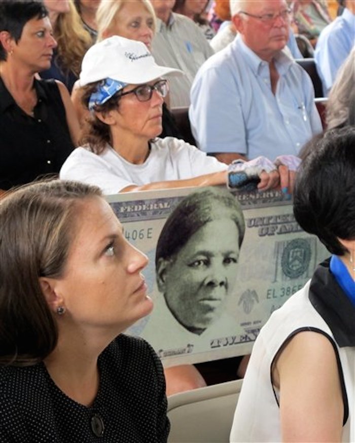 En Esta Foto Del De Agosto Del Una Mujer Lleva Un Cartel En Respaldo a Colocar La Imagen De Harriet Tubman En El Billete De DÛlares Durante Una ReuniÛn En Seneca Falls Nueva York Un Funcionario Del Departamento Del Tesoro Dijo El MiÈrcoles De Abril Del Que El Secretario HabÌa Decidido Poner a Tubman En El Nuevo Billete E Lo Que La Har La Pirmera Mujer En Papel Moneda En Estados Unidos En AÒos foto Apcarolyn Thompson