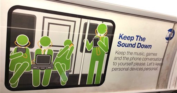 Un Cartel En El Metro De Nueva York Que Dice por Favor Baje El Volumen Como Parte De Una Campaña Para Educar a Los Pasajeros Sobre Modales En El Sistema De Transporte Público Foto Ap