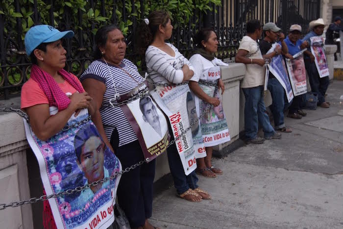 Algunos de los padres de los normalistas de Ayotzinapa se encadenaron a las rejas del Palacio de Bucareli. Foto: Valentina López, SinEmbargo