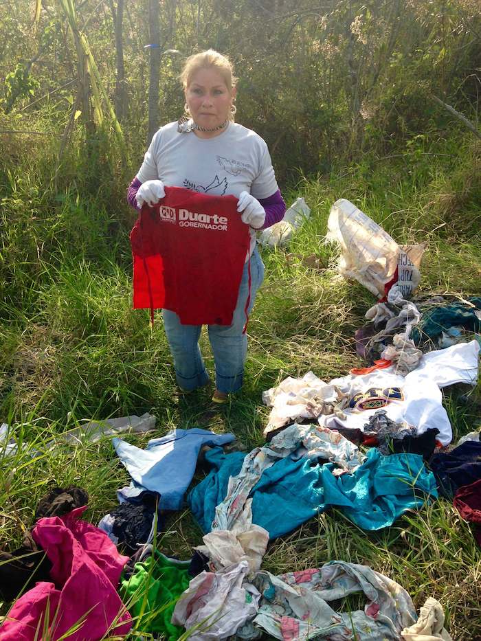 Prendas abandonadas de ropa y de mujer y con rastros de sangre también encontrados por los brigadistas. Foto: Miguel Ángel León Carmona, BlogExpediente 