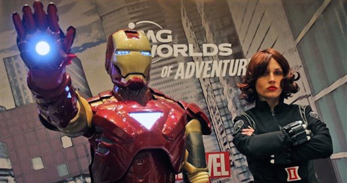 Dos Modelos Que Personifican a Los Personajes Iron Man Y Black Widow De Marvel Posan Durante Una Conferencia De Prensa En Dubái Emiratos Árabes Unidos Foto Ap