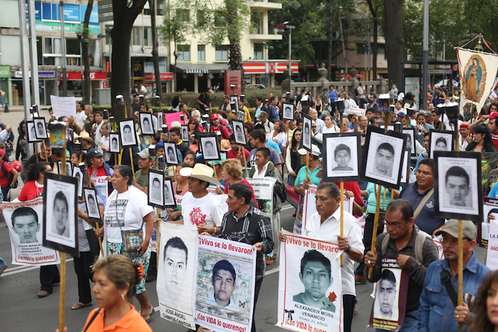 Durante La Movilización De Esta Tarde Los Padres Recriminaron Al Presidente Enrique Peña Nieto Que No Haya Cumplido Con Su Compromiso De Llegar a La Verdad De Lo Sucedido En Iguala Foto Francisco Cañedo Sinembargo