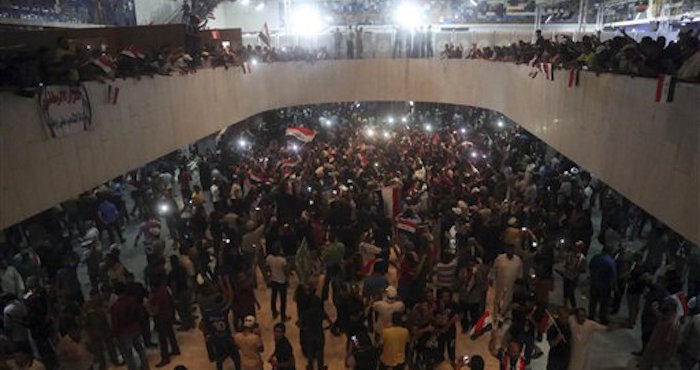 Partidarios Del Clérigo Chií Muqtada Al sadr Irrumpen En El Parlamento De La Zona Verde De Bagdad Foto Ap