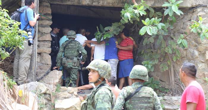 En La Imagen Militares Aseguran La Zona En Donde Fue Hallado Otro Cadáver En Icacos Foto Carlos Alberto Carbajal El Sur