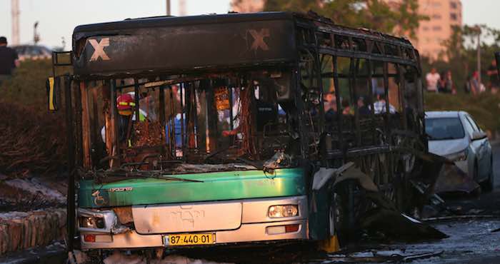 Los Restos Chamuscados Del Autobús Que Fue Víctima De Un Atentado En Jerusalén Foto Oded Baliltyap