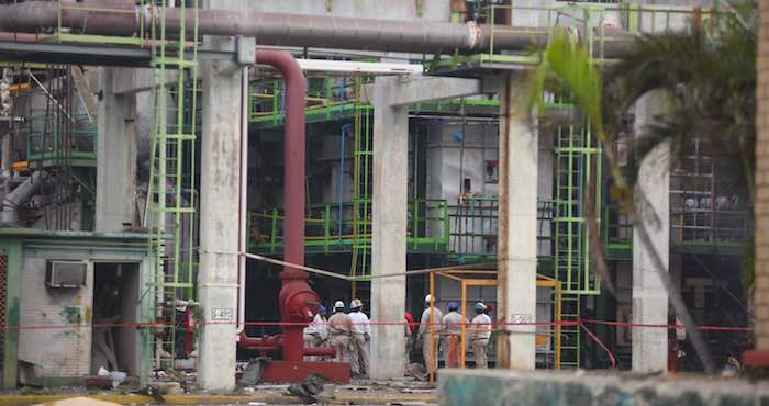 En La Imagen Un Grupo De Hombres Realiza Una Inspección En El Complejo Coatzacoalcos Foto Cuartoscuro