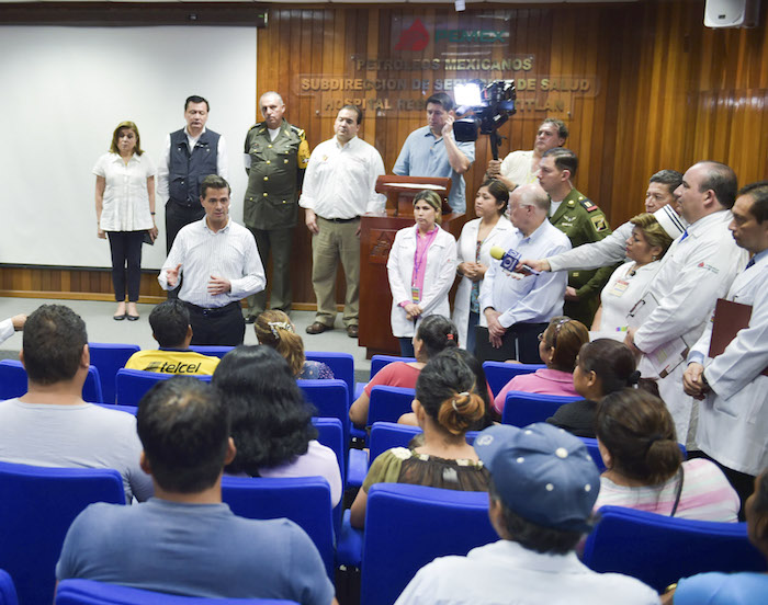 Luego de realizar un recorrido por el área siniestrada del complejo petroquímico “Pajaritos”, el Presidente Enrique Peña Nieto se trasladó al Hospital Regional de Minatitlán donde platicó con lesionados del lamentable incidente y sus familiares. Foto: Cuartoscuro