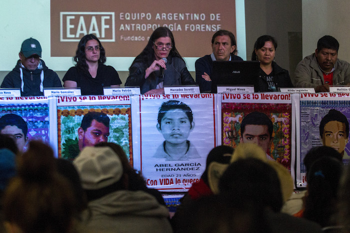 Mercedes Doretti Y Miguel Niieva Integrantes Del Equipo Argentino De Antropologia Forense eaaf En Compañia De Padres De Familia De Los Normalistas Durante La Presentación De Su Informe El De Febrero Foto Cuartoscuro