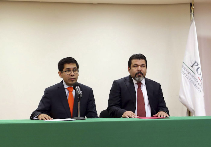 Eber Omar Betanzos Torres, Subprocurador de Derechos Humanos, Atención a Víctimas y Prevención del Delito de PGR; y Ricardo Damian Torres, representante del Grupo de Expertos Internacionales. Foto: Cuartoscuro