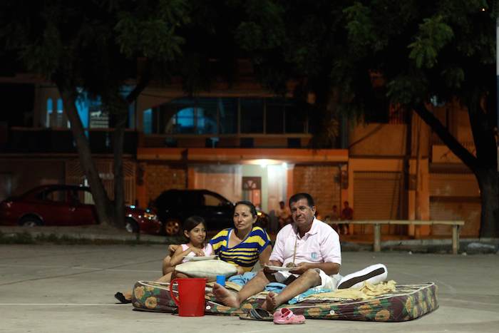 Una Familia Pasando La Noche En Una Pista De Baloncesto Tras El Fuerte Sismo De Grados Que Sacudió Al País En Manta ecuador El Pasado Sábado Foto Efe