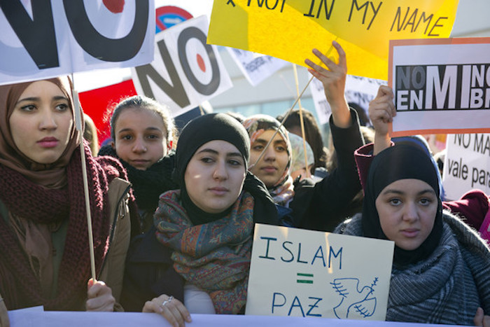 El partido propone  prohibir símbolos musulmanes como los minaretes, la llamada a la oración o prendas que cubren por completo a la mujer, como el burka, además de controlar de forma más estricta las mezquitas del país. Foto: EFE 