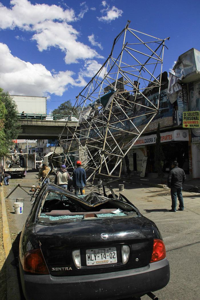 En Marzo Pasado Un Anuncio Espectacular De Más De Metros De Altura Colocado Sobre La Avenida De Noviembre En La Colonia Los Morales En Tultitlán Sobre El Nivel De Piso Se Vino Abajo Después De Las Ráfagas De Viento Foto Cuartoscuro