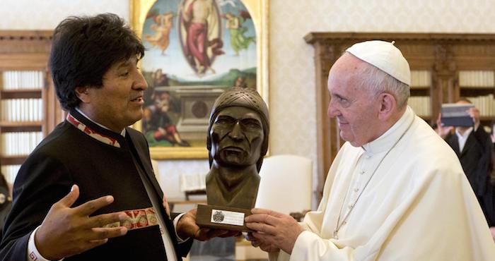 El mandatario boliviano regala al Papa Francisco un busto del líder indígena Tupac Katari. Foto: EFE.