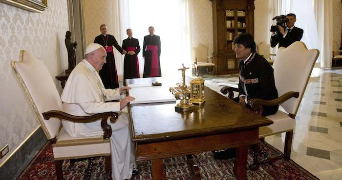 En la imagen, Evo Morales y el Papa Francisco conversando. Foto: EFE.