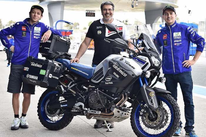 En La Imagen Los Motociclistas Profesionales Valentino Rosi izq Hugo Scagnetti centro Y Jorge Lorenzo der Mostrando La Yamaha Super Ténéré Xtz Foto Telefonicayamahaglobalriderorg