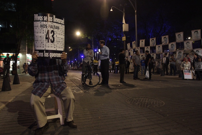 Padres de los 43 normalistas en las afueras de la PRG. Foto: Valentina López/SinEmbargo