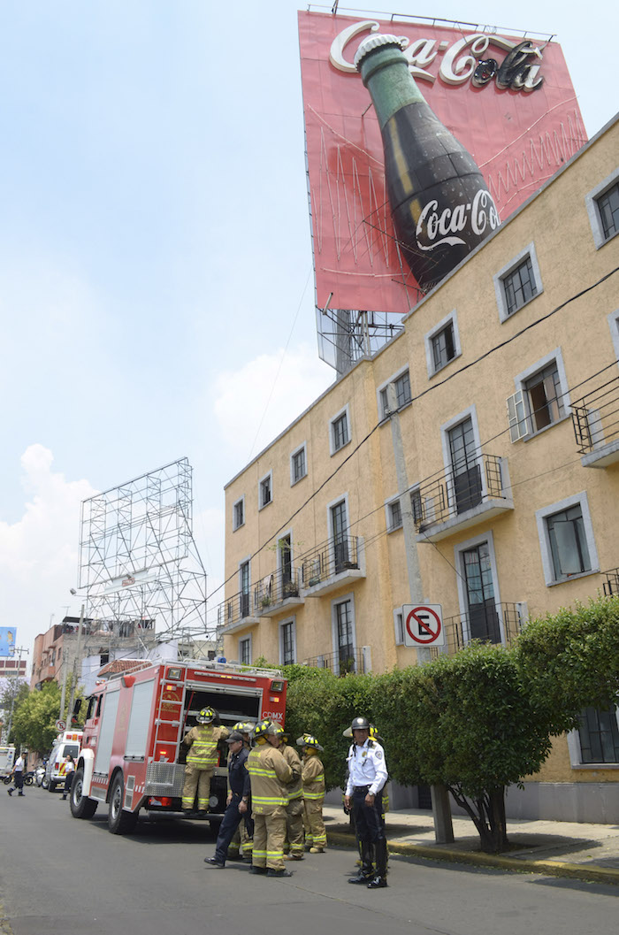 Un Anuncio Espectacular Se Incendió Debido a Un Corto Circuito Sobre Av Viaducto Y Cuauhtémoc Bomberos Acudieron a La Zona Para Apagar El Incendio Foto Cuartoscuro