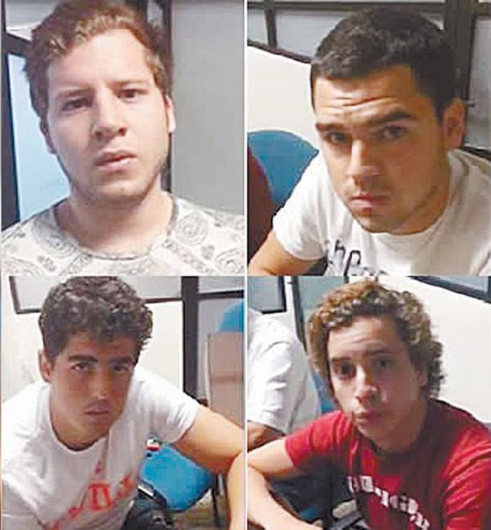 Los Cuatro Jóvenes Acusados De Violación Enrique Capitaine En La Parte Superior Izquierda De La Imagen Fotos Tomadas De Video