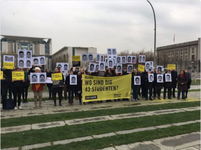 Los colectivos en Alemania reclaman que armas teutonas estuvieron involucradas en la desaparición de los 43 normalistas. Foto. Twitter