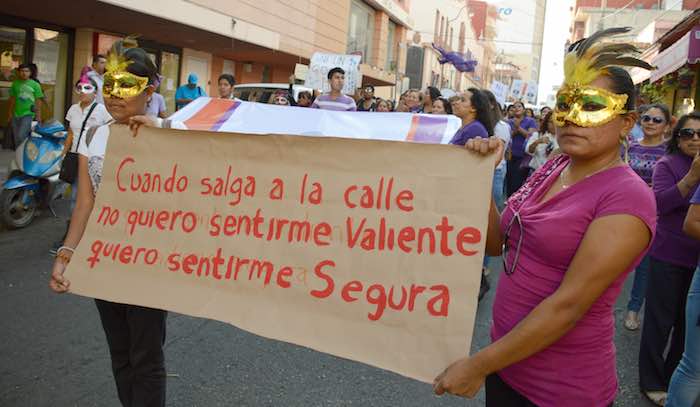 En La Imagen Se Aprecia a Los Manifestantes Con Un Cartel En El Que Se Lee cuando Salga a La Calle No Quiero Sentirme Valiente Quiero Sentirme Segura Foto Cuartoscuro