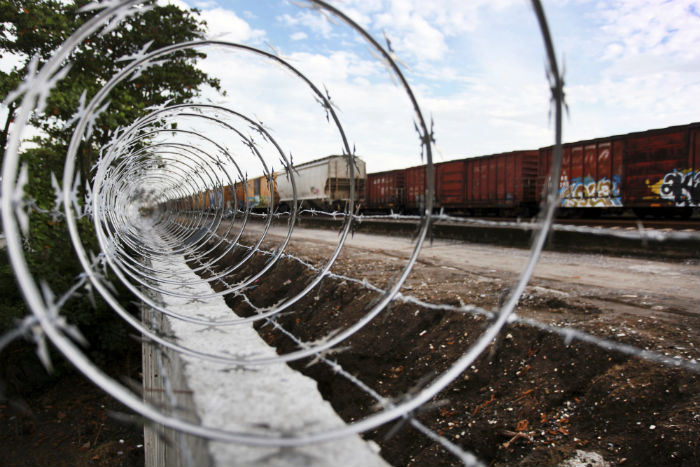 Aspecto de una de las bardas que fueron construidas para impedir el acercamiento a las vías del tren de carga. Foto: Cuartoscuro 