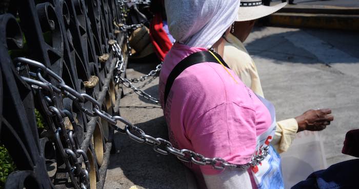 Padres de los normalistas desaparecidos de la Normal de Ayotzinapa se encadenaron a las rejas de la Secretaría de Gobernación para exigir que los expertos del GIEI permanecieran en el país. Foto: Cuartoscuro.