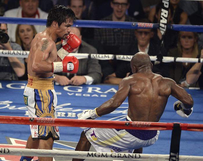 El Boxeador Filipino Manny Pacquiao i Observa a Timothy Bradley De Estados Unidos Caer Derrotado En El Noveno Round Durante La Contienda Por El Campeonato Internacional Omb De Peso Welter Foto Efe