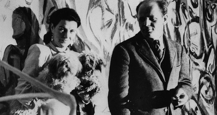 Peggy Guggenheim y Jackson Pollock frente a Mural (1943) en la entrada de la residencia Guggenheim, 155 East 61st Street en Nueva York, C. 1946. Foto: Museo Picasso Málaga