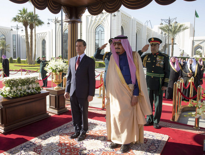 El Presidente de la República, México Enrique Peña Nieto, durante la ceremonia de bienvenida en Arabia Saudita. Foto: Cuartoscuro 