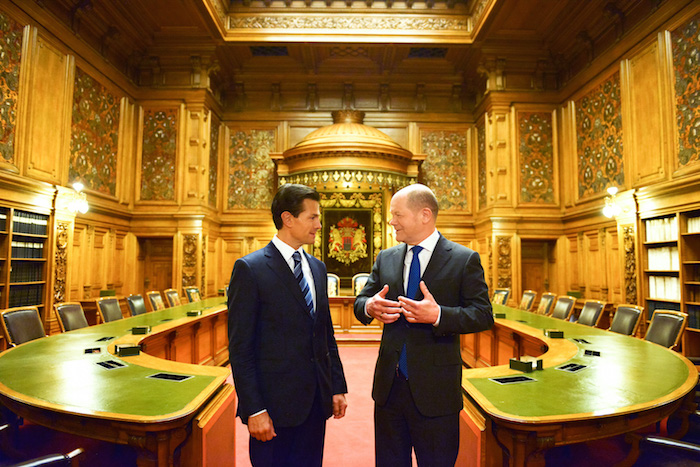 El Presidente Peña junto al Alcalde de la ciudad alemana Fhamburgo Olaf Scholz. Foto: Cuartoscuro