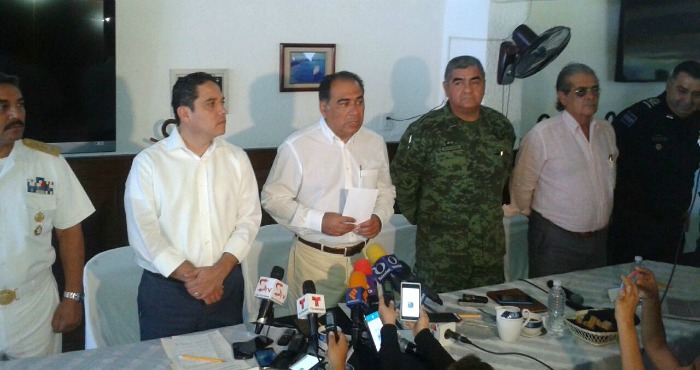 Héctor Astudillo Acompañado Por Mandos Militares De La Policía Federal Y El Alcalde Evodio Velázquez Foto Carlos Alberto Carbajal El Sur