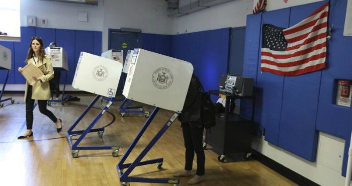 Arias Personas Votan En Un Colegio Electoral De Brooklyn Nueva York Estados Unidos Los Ciudadanos Del Estado De Nueva York Están Llamados Hoy a Votar En Las Elecciones Primarias Foto Efe