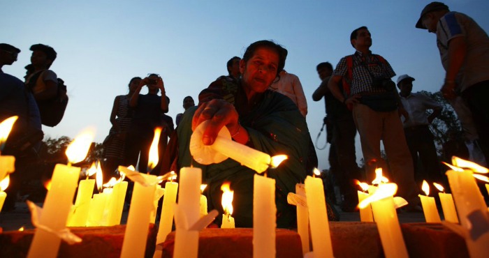 Cientos De Velas Para Recordar Miles De Almas En Nepal Foto Xinhua