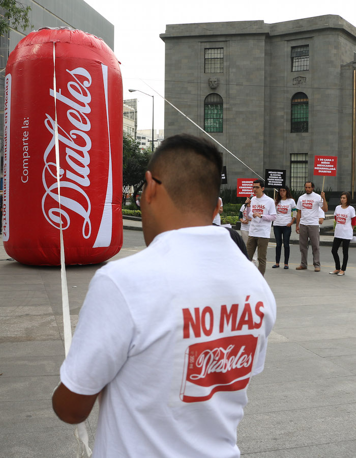 Los manifestantes exigieron que se reduzca el consumo de bebidas azucaradas ante la epidemia de la diabetes, esto en el marco de Día Mundial de la Salud. Foto: Cuartoscuro 