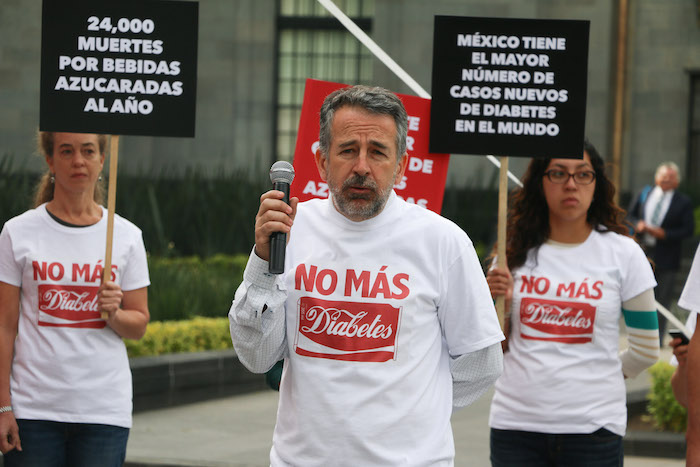 Integrantes de la Alianza por la Salud Alimentaria se manifestaron hoy a las afueras de la Secretaria de Salud. Foto: Cuartoscuro 