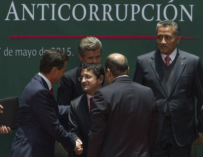 MÉxico Df mayo Enrique Peña Nieto Presidente De México Saluda a Virgilio Andrade Secretario De La Funición Pública Durante La Ceremonia De Promulgación De La Reforma Constitucional Para Crear El Sistema Nacional Anticorrupción En El Palacio Nacional Foto MoisÉs Pablo cuartoscurocom