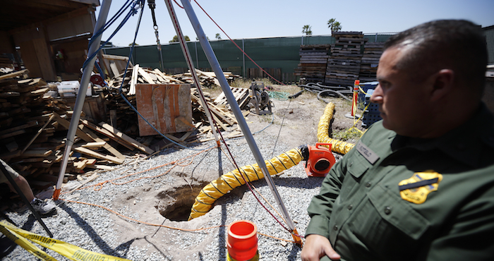 El Supervisor De Operaciones Especiales De La Patrulla Fronteriza César Sotelo Observa La Entrada De Un Túnel Que Llegaba Hasta México Por La Frontera Con San Diego Foto Ap